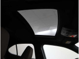 開放感のあるムーンルーフを装備しています。空気の入れ替えにも便利です。