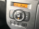 【オートエアコン】一度お好みの温度に設定すれば、車内の温度を検知し風量や温度を自動で調整。暑い…寒い…と何度もスイッチ操作をする必要はありません。快適な車内空間には必須の機能ですね♪