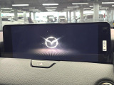【12.3インチマツダコネクト】車内の雰囲気にマッチした大型ディスプレイ。スマホ接続でのナビ使用やBluetooth再生等、様々な機能が楽しめます。直感的なダイヤル操作が可能で、使い勝手も良好です。