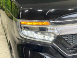 【LEDヘッドライト】悪天候や夜間走行時も良好な視界を確保し安心して運転できる高輝度LEDヘッドライトを装備!点灯速度が早く、消費電力も抑えられています。