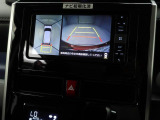 【パノラマモニター】上からの映像を表示。前後左右のカメラで合成し、運転席からの目視だけでは確認しにくい状況をリアルタイムで見晴らせます