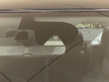【エマージェンシーブレーキ】走行中に前方の車両等を認識し、衝突しそうな時は警報とブレーキで衝突回避と被害軽減をアシスト。より安全にドライブをお楽しみいただけます。