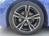 ホイールの真ん中にはBMWのロゴが光ります。細部までBMW一色ですね。