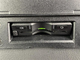 【ETC】有料道路を利用する際に料金所で停止することなく通過できる、ETC車載器(ノンストップ自動料金収受システム機器)が装備されています。セットアップを行うことで利用可能になります。