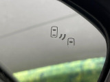 【ブラインドスポットモニター】走行中、ドアミラーの死角になりやすい箇所に後続車が接近するとサイドミラーのレンズに警告を表示!ドライバーに注意喚起をしてくれます。