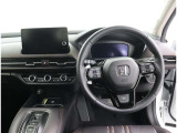 運転席側から見た写真です、お車にマッチングするようにデザインされたインパネ!沢山のスイッチ類も運転させる方が使いやすい位置に配置されていますね!