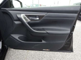 ◇運転席扉 内側部分になります◇【パワーウィンドウ】窓の開け閉め楽々!少し換気したいな〜なんて時にササッと操作できますね♪