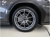 タイヤサイズは245/40R18です。RAYSとの共同開発により、ディスク面、スポーク、リムの各所にスバル車の特性に合わせた特別な剛性チューニングを施した鍛造アルミホイールです。