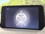 【8.8インチマツダコネクト】車内の雰囲気にマッチした大型のディスプレイ。スマホ接続でのナビ使用やBluetooth再生等、様々な機能が楽しめます。直感的なダイヤル操作が可能で、使い勝手も良好です。