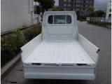 軽トラックを買ったのに、前オーナーさんは殆ど荷物を載せた事が無いという事なので荷台の傷も最小限で綺麗な状態です。