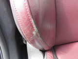 運転席シートの脇にスレがあります。