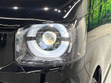 【LEDヘッドライト】悪天候や夜間走行時も良好な視界を確保し安心して運転できる高輝度LEDヘッドライトを装備!点灯速度が早く、消費電力も抑えられています。