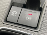 【電動パーキングブレーキ】パーキングブレーキは便利な電動式!ボタン一つで操作でき、アクセルを踏めば自動で解除されます♪レバーやペダルが無いので運転席廻りもすっきりしますね♪