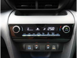 オートエアコンを装備しておりますので、四季を通じて車内を快適な温度に保つことが出来ます!高級感が有りますね!
