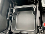 助手席側の座席下には車検証などの小物を入れて頂けるスペースを設置。さらに取っ手が付いているので、そのまま取り出して使う事も可能です。