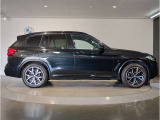 ☆BMWの前後重量配分50:50はエンジン自体をフロントタイヤよりも後ろにずらし、通常はエンジンルーム内に搭載される重量物であるバッテリーをトランクに移動させるなどして実現されています☆