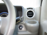 ペットボトルも置ける運転席ドリンクホルダー。エアコンの風で飲み物が適温に保たれます。