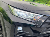 【LEDヘッドライト】悪天候や夜間走行時も良好な視界を確保し安心して運転できる高輝度LEDヘッドライトを装備!点灯速度が早く、消費電力も抑えられています。