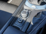 マツダコネクトを操作するコマンダーコントロールです。運転中に自然と手の触れる位置に配置されています。