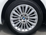 BMW純正17インチホイール。洗練されたデザインで、足元の個性を引き立てます。