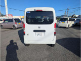 車内の広さを感じさせる後ろ姿。