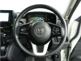 【Honda SENSING】 カメラ等装置で精度の高い検知能力を発揮、安全運転を支援します。ステアリング上のコントローラーに注目!