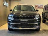 伝統のセブンスロットルグリルが一目でJeepと分かります。