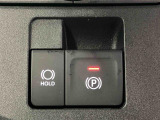【電動パーキングブレーキ+オートブレーキホールド機能】 指先だけで簡単に操作が可能なパーキングブレーキ、スイッチを押すとブレーキペダルから足を離してもブレーキを保持できるオートブレーキホールド搭載
