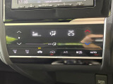 【オートエアコン】一度お好みの温度に設定すれば、車内の温度を検知し風量や温度を自動で調整。暑い…寒い…と何度もスイッチ操作をする必要はありません。快適な車内空間には必須の機能ですね♪
