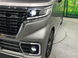 【LEDヘッドライト】悪天候や夜間走行時も良好な視界を確保し安心して運転できる高輝度LEDヘッドライトを装備!点灯速度が早く、消費電力も抑えられています。