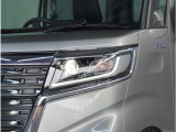 【LEDヘッドライト】悪天候や夜間走行時も良好な視界を確保し安心して運転できる高輝度LEDヘッドライトを装備。明るい上に点灯速度が早く消費電力も抑えられています。