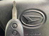 【キーレス】少し離れた場所からでもボタン一つでドアの開錠・施錠ができるのでとっても便利!ドアの鍵穴周りに傷をつけることもありません