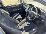 高いホールド性で運転姿勢が安定します。長距離ドライブでも疲れにくいのが魅力です。快適なドライビングライフをお送りください♪