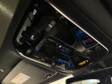 運転席左上部にあり、くぼみを指でスライドするだけでパノラミックスライディングルーフを開閉することができます。