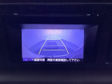 ギヤをR(バック)に入れるとディスプレイオーディオの画面に後ろの映像が映るリアカメラ付です。後退時、コンディションが悪い視界でもカラーバックモニターがドライバーをサポートします。