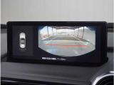 【バックカメラ】駐車が苦手な方でも安心してお乗りいただけます。リバース連動で画面が切り替わるのでとっても便利です。今や後方確認の必須アイテムですよね。