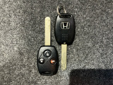 【キーレスエントリー】キーボタンを押すだけで、ドアロックの開閉が可能です。重い手荷物を持っていたり、夜のドアの開閉にとっても便利です。