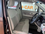 フロントベンチシートが運転席足元もゆったり、広々快適です、助手席へのウォークスルーも楽々可能ですよ☆