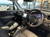 ステアリングを握ればJeepワールドが目の前に広がります。