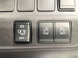 【ハンズフリー機能付き両側パワースライドドア】スライドドアの下に足先を入れてすぐ引くと、自動的にスライドドアが開閉します!荷物で両手がふさがった状態でも、ドアの開閉ができてとっても便利!