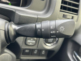 【オートライトシステム】車外の環境に合わせてライトを点灯します。トンネル入り口では瞬時に点灯するなど、点灯、消灯を車外の明るさに応じて行います。