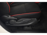 運転席シートリフター装備!シートの上下調整で運転操作の視界を確保できます。