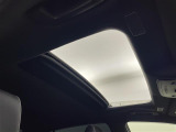 【ムーンルーフ】天井から太陽の穏やかな光や爽やかな風を取り込むことができる、トヨタの「サンルーフ」です!頭上のスイッチでムーンルーフを開閉することができます。