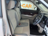 フロントベンチシートが運転席足元もゆったり、広々快適です、助手席へのウォークスルーも楽々可能ですよ☆