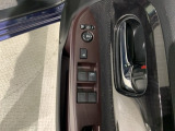 狭い駐車場で便利な電動格納ドアミラーが付いています。
