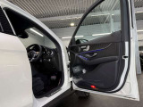 メルセデスのシートは、少し硬めに出来ておりますので、長時間の運転でも疲れにくく、安全にドライビングをお楽しみ頂けます