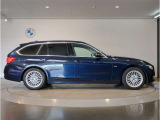 【BMWの伝統-3】BMWのお車は、“駆け抜ける歓び”を体現しております。走行の安定性とコーナリングの良さを追求し、思い通りにハンドルの操作可能です。