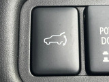 【パワーバックドア】スマートキーや運転席のボタンを押すだけでリアゲートが自動で開閉します!荷物を持っている時や、高い位置にあるバックドアを閉める際に便利な機能です♪