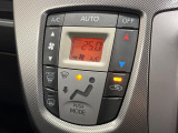 【オートエアコン】一度お好みの温度に設定すれば、車内の温度を検知し風量や温度を自動で調整。暑い…寒い…と何度もスイッチ操作をする必要はありません。快適な車内空間には必須の機能ですね♪