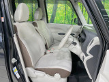 運転席まわりには十分なスペースがあり、大柄な方でもゆったり運転していただける環境です。